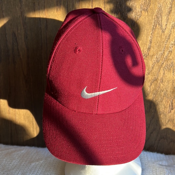 Nike burgundy embroidered cap - Picture 2 of 8
